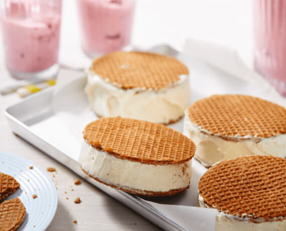 Süßer Waffel-Burger mit Eis