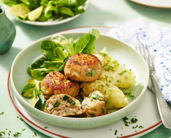 Lauch-Buletten mit Kartoffelstampf und Feldsalat