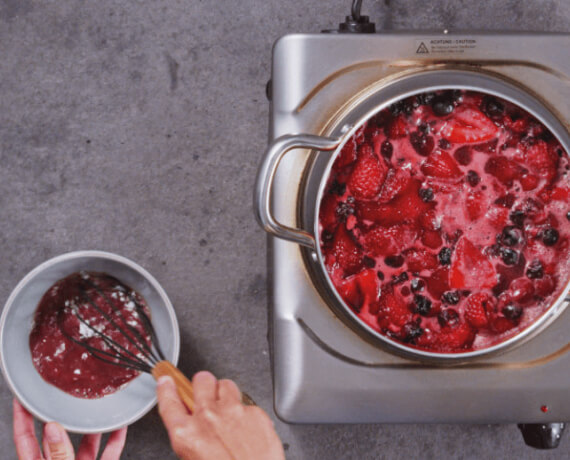 Dies ist Schritt Nr. 2 der Anleitung, wie man das Rezept Rote Grütze mit Vanillesauce zubereitet.