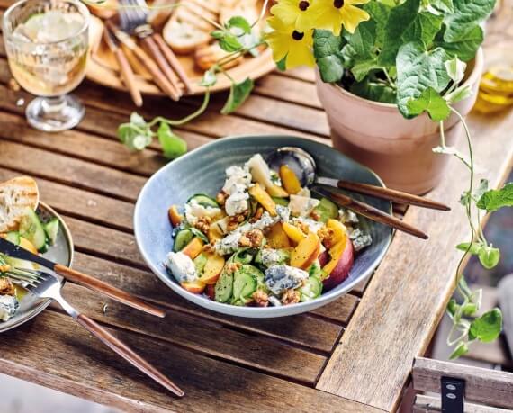 Sommersalat mit Pfirsich und Gorgonzola