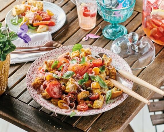 Brotsalat mit bunten Tomaten