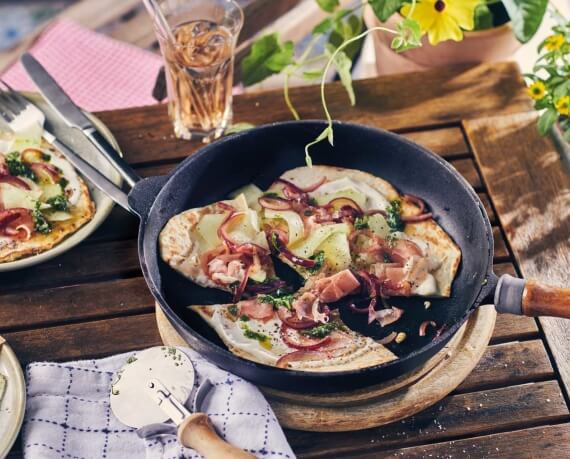 Flammkuchen aus der Pfanne mit Serrano Schinken und Melone