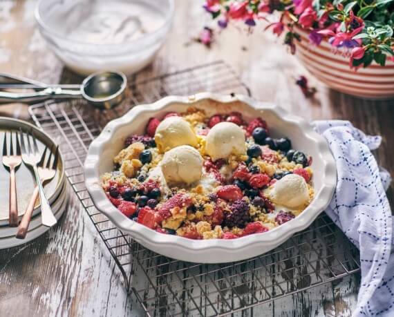 Beeren Crumble mit Vanilleeis