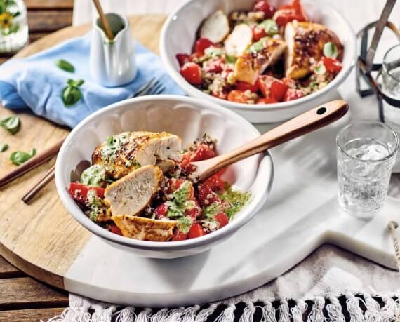 Erdbeer-Salat mit Hähnchen und Quinoa