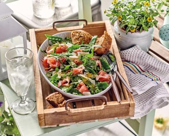 Zweierlei Erbsensalat mit Serranoschinken