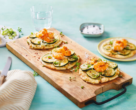 Kleine Flammkuchen mit Garnelen und Zucchini