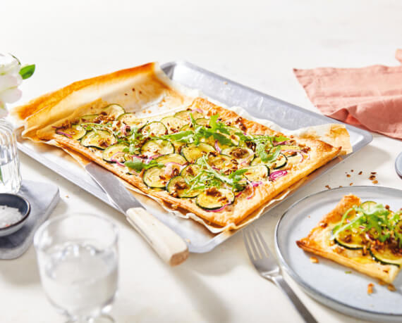 Knusperflammkuchen mit Zucchini, Zwiebeln und Rucola