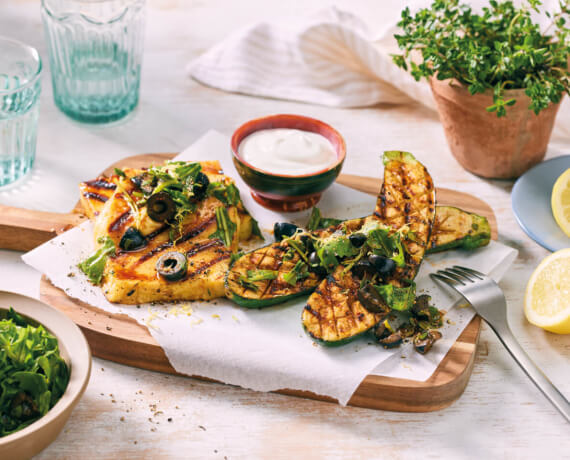 Gegrillte Zucchini mit Grillkäse und Oliven