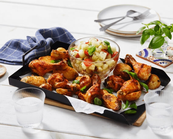 Hähnchen-Schenkel mit marinierten Ofen-Kartoffeln an Melonen-Tomaten-Salat