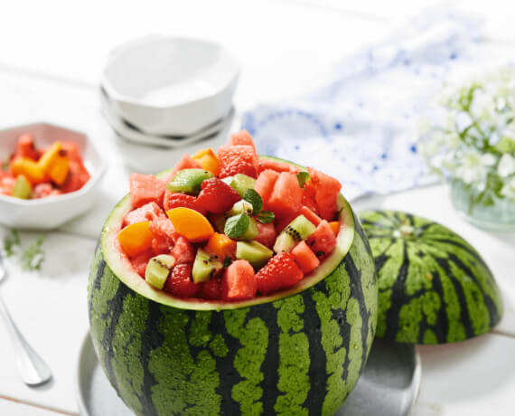 Obstsalat in Melonenschüssel