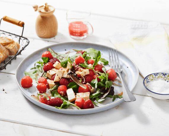 Sommer-Salat mit Himbeeren, Melone und Zitronendressing