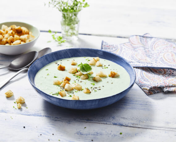 Kalte Melonen-Gurken-Suppe mit Croûtons