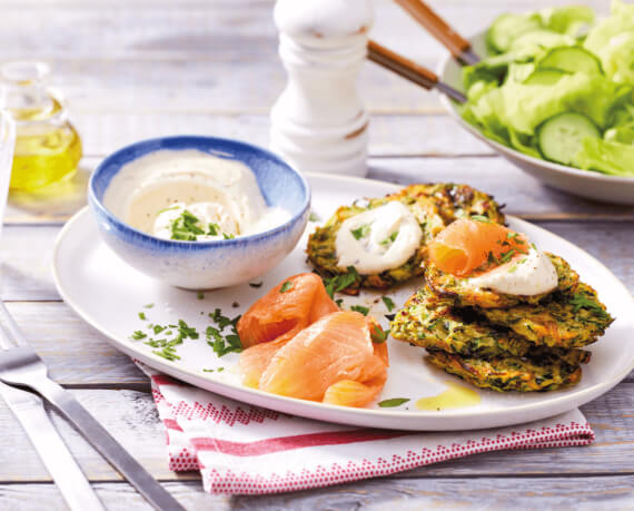 Low-Carb-Zucchini-Puffer mit Räucherlachs und Salat