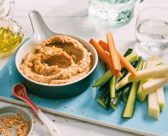 Weiße Bohnen Hummus mit Gemüsesticks