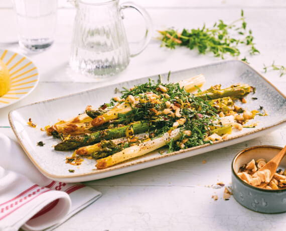 Ofen-Spargel mit Nüssen