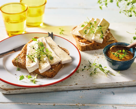 Brot mit Camembert