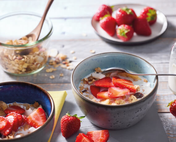 Knuspermüsli mit frischen Erdbeeren