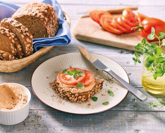 Brot mit veganem Auberginen-Aufstrich