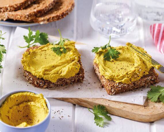 Brot mit veganem Zucchini-Curry-Aufstrich