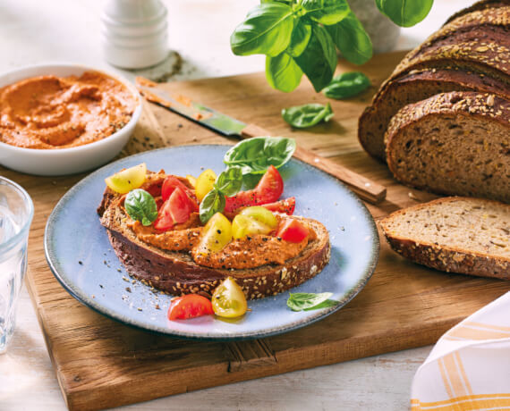 Brot mit veganem Tomate-Basilikum-Aufstrich