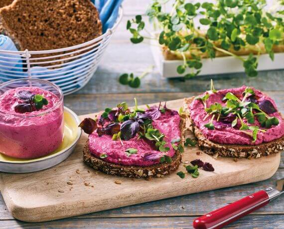 Brot mit veganem Rote-Bete-Meerrettich-Aufstrich