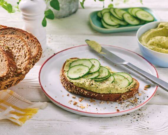 Brot mit veganem Bärlauch-Aufstrich