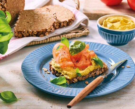 Brot mit veganem Ananas-Curry-Aufstrich