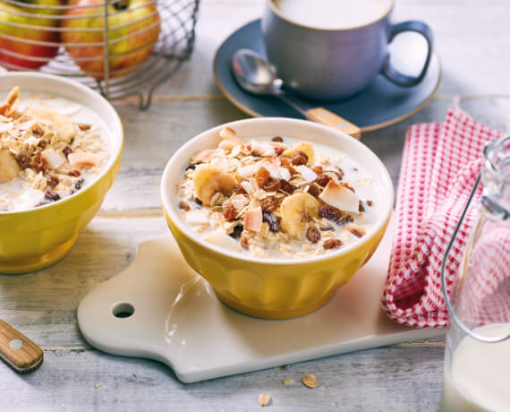 Früchte Knuspermüsli mit Milch