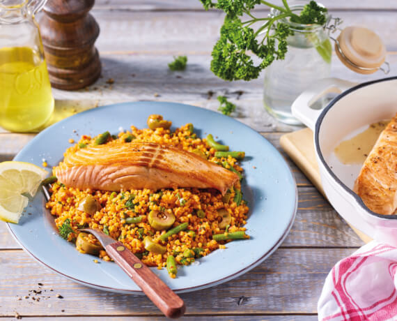 Bulgursalat mit gebratenem Lachs