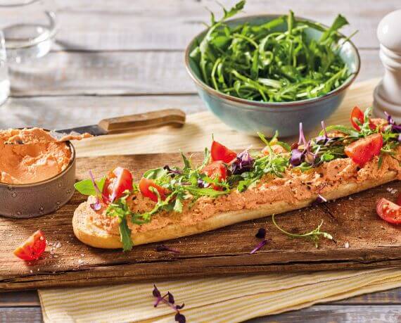 Baguette mit Brotaufstrich „Tomate und Mozzarella“