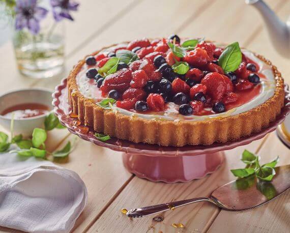 Schneller Beerenkuchen mit Minze und Basilikum