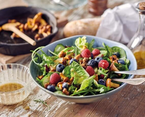 Bunter Salat mit gebratenen Pfifferlingen