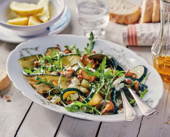 Zucchini-Salat mit gebratenen Pfifferlingen und Feta