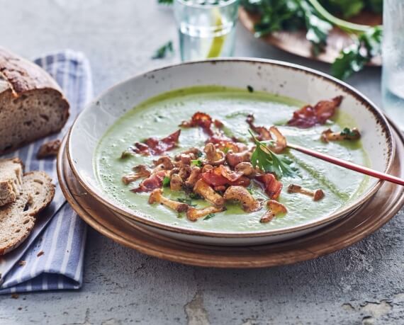 Erbsensuppe mit Pfifferlingen und Bacon