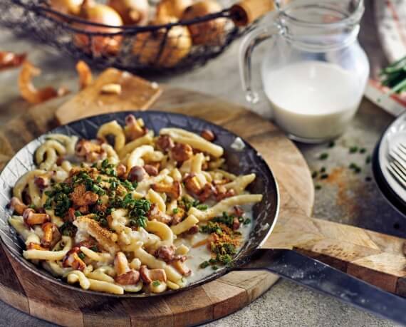 Spätzle mit Pfifferlingsauce und Brösel-Topping