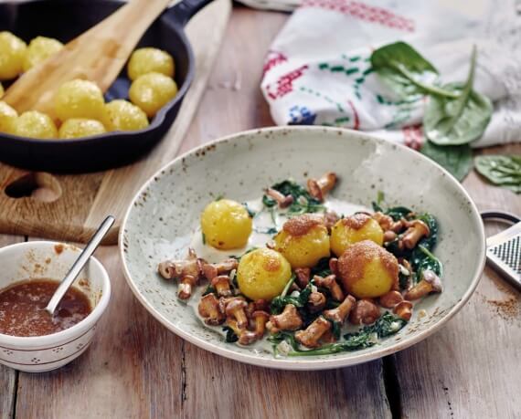 Mini Kartoffelklöße mit Pfifferling-Spinat-Rahm