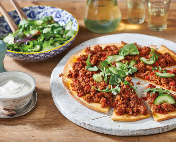 Vegane Türkische Pizza mit Salat