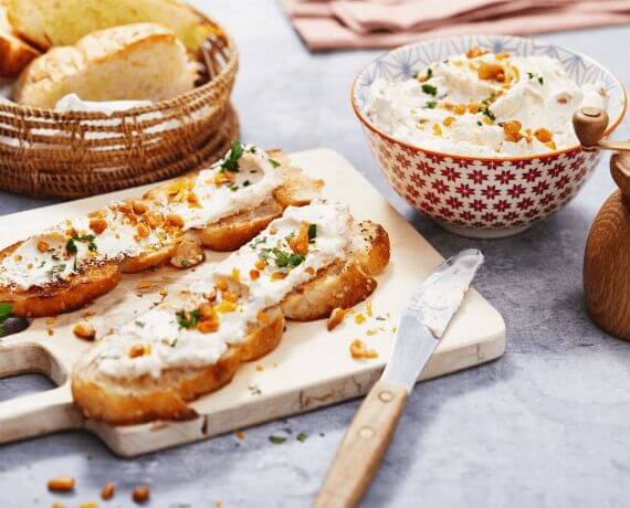 Ziegenfrischkäse-Dip mit scharfen Pinienkernen