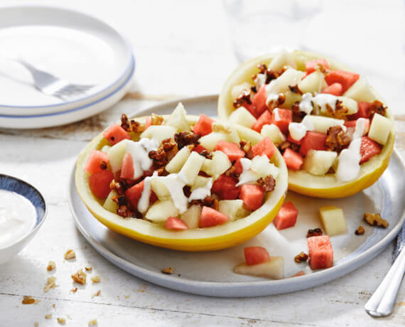 Melonen-Salat mit Honig-Joghurt-Soße und Walnüssen
