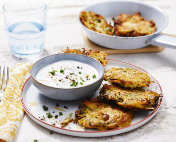 Latkes mit Lauch und Zitronen-Schnittlauch-Dip