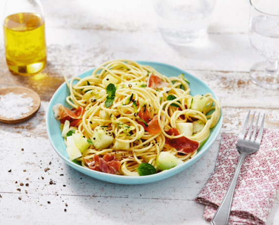 Spaghetti mit Serranoschinken, Honigmelone und Minze