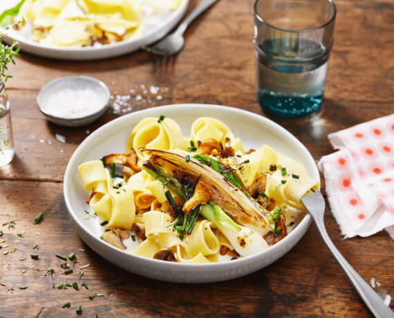 Cremiges Pilzragout auf Pappardelle, dazu Karamell-Chicorée