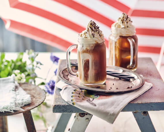 Eiskaffee mit Vanilleeis und Sahne