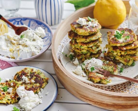 Zucchinipuffer mit Feta und griechischem Joghurt