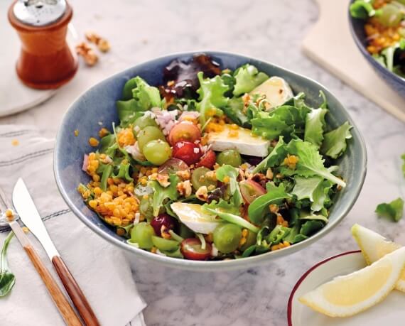 Salat mit roten Linsen, Camembert und Trauben