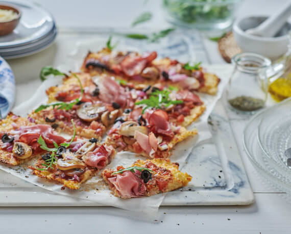 Blumenkohl-Pizza mit Schinken und Rucola