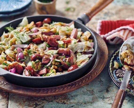 Stir Fry mit Kohl und Würstchen