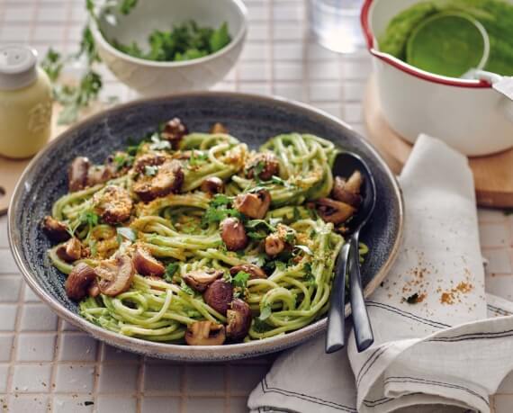 Vegane Pasta mit Erbsensauce und Pilzen