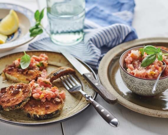 Auberginienschnitzel mit Tomatensalsa