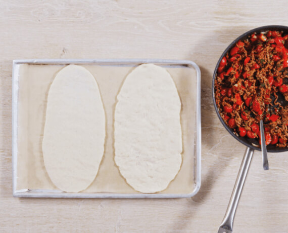 Dies ist Schritt Nr. 5 der Anleitung, wie man das Rezept Pide mit Hackfleisch zubereitet.